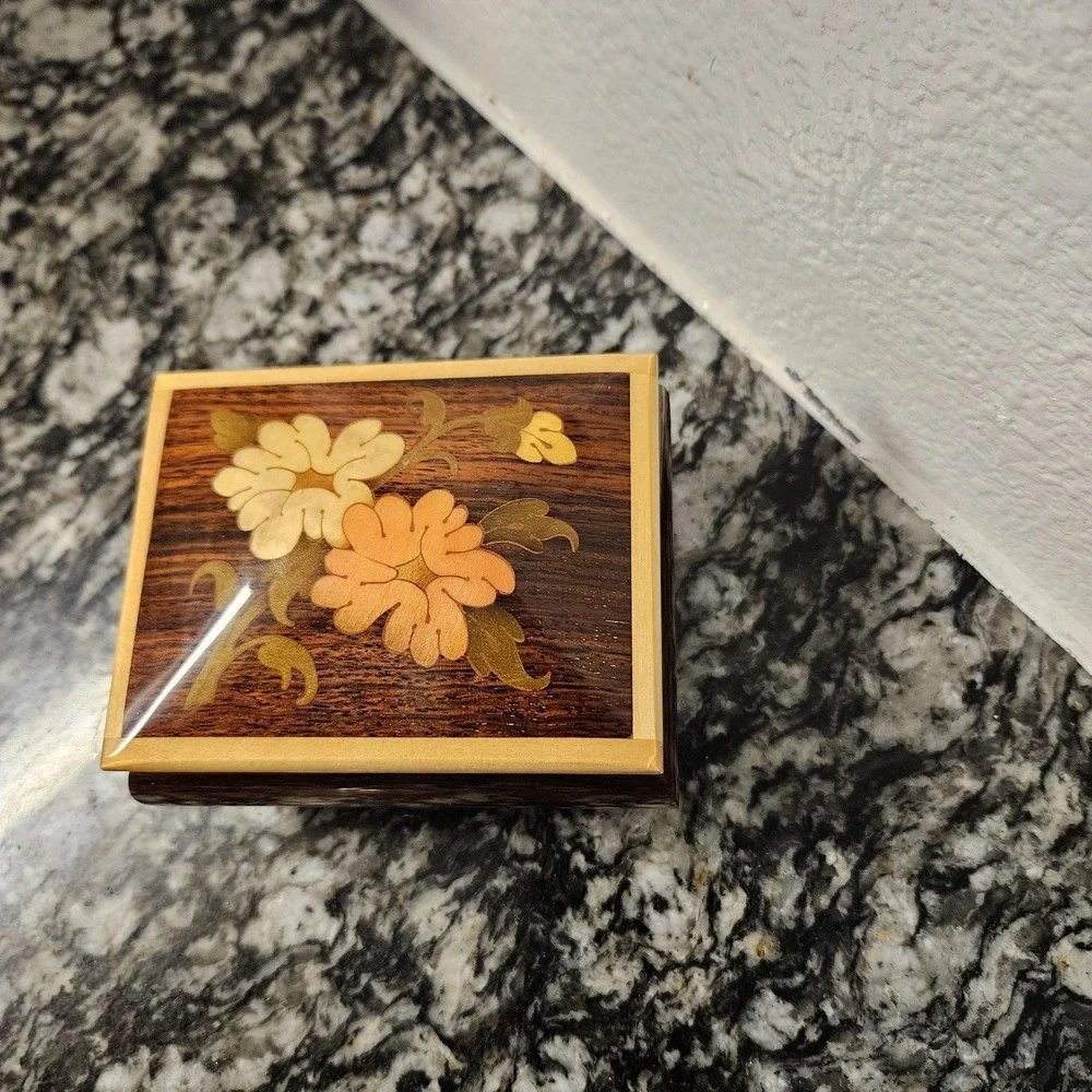 handcrafted Italian wooden inlaid‎ jewelry box Sorrento-style artistry